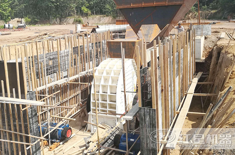 錘式破碎機工作現(xiàn)場 錘式破碎機工作現(xiàn)場