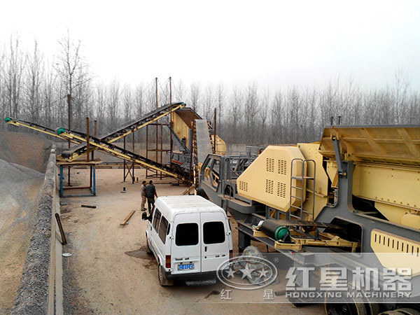 流動石子破碎機(jī)生產(chǎn)砂石現(xiàn)場