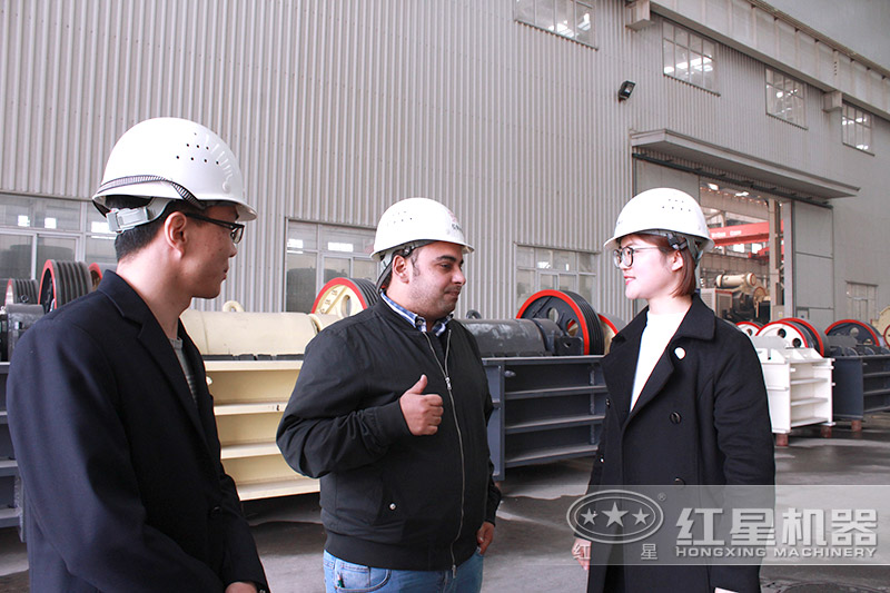 五七破碎石機價格優(yōu)惠，客戶實地考察