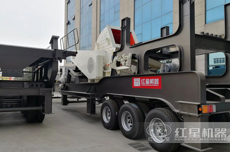 移動(dòng)錘式破碎機(jī)發(fā)貨，移動(dòng)靈活，轉(zhuǎn)場(chǎng)方便，效率高