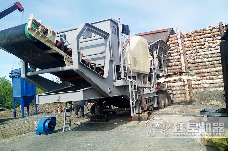 移動式石料生產(chǎn)線現(xiàn)場，配置輪胎式