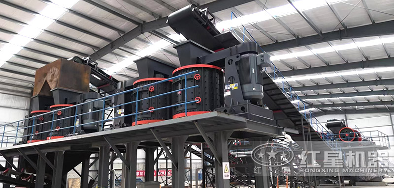 復(fù)合式破碎機(jī)作業(yè)現(xiàn)場(chǎng)，多臺(tái)設(shè)備搭配