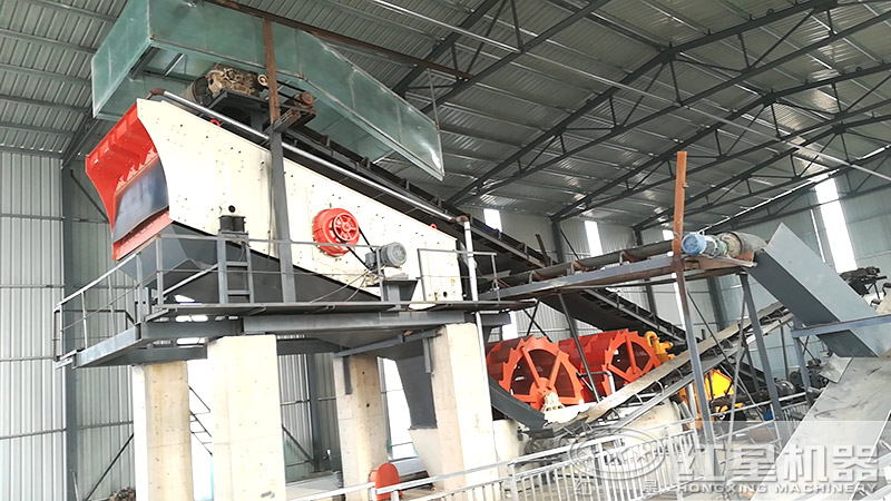 人工洗砂生產(chǎn)線現(xiàn)場，輪斗洗砂機必備設備