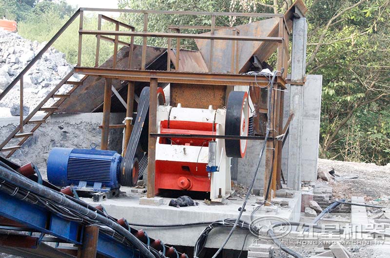 鄂式破碎機(jī)工作現(xiàn)場實(shí)拍圖 鄂式破碎機(jī)工作現(xiàn)場實(shí)拍圖