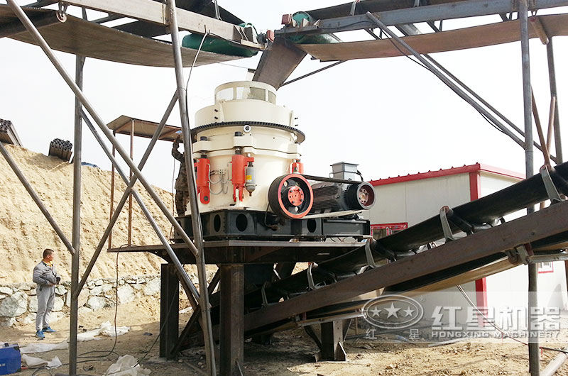 大型石料生產(chǎn)現(xiàn)場，配置顎式破碎機(jī)+圓錐破碎機(jī)