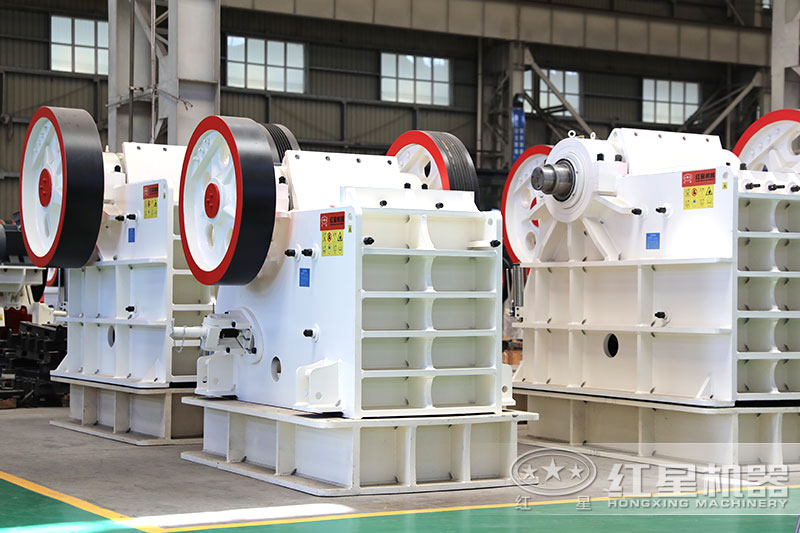 粗碎選用顎式破碎機(jī)，碎石有能力