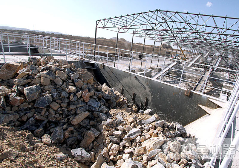 花崗巖粉碎作業(yè)現(xiàn)場(chǎng) 花崗巖粉碎作業(yè)現(xiàn)場(chǎng)