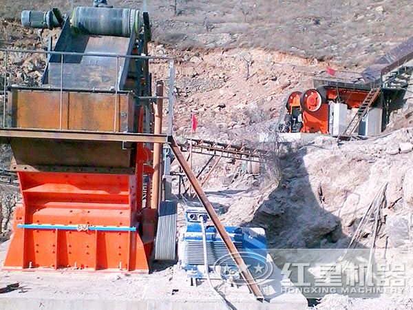 河卵石碎石機生產現(xiàn)場