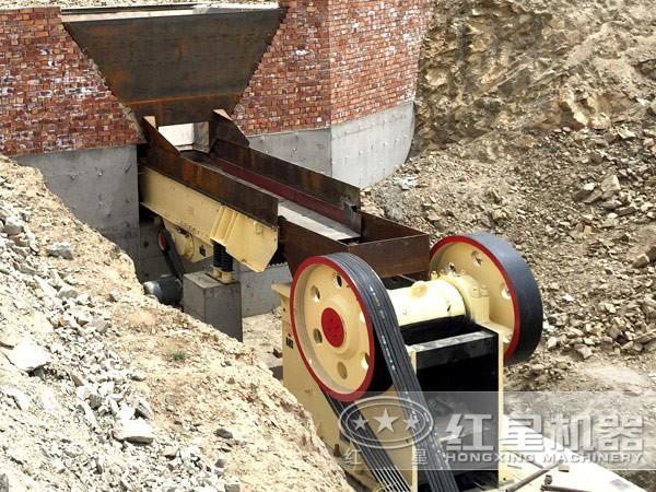 小型粉碎石頭機作業(yè)現(xiàn)場 小型粉碎石頭機作業(yè)現(xiàn)場