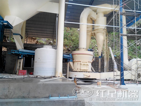 100目閃長(zhǎng)巖磨粉機(jī)現(xiàn)場(chǎng)圖 100目閃長(zhǎng)巖磨粉機(jī)現(xiàn)場(chǎng)圖