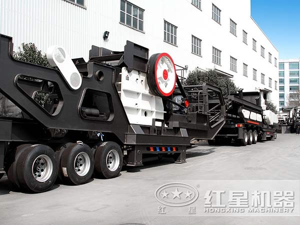 整裝待發(fā)的汽車式移動破碎機 整裝待發(fā)的汽車式移動破碎機