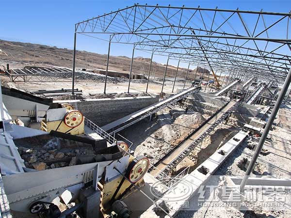 生產(chǎn)線上顎式破碎機特寫 生產(chǎn)線上顎式破碎機特寫