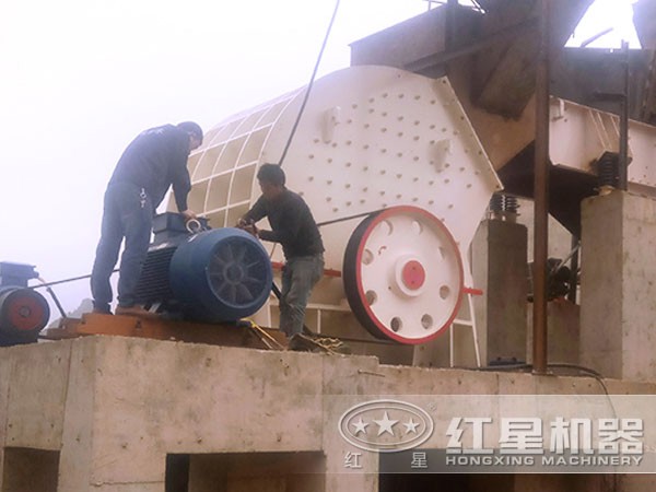 時產(chǎn)150噸錘式破石機_碎石機現(xiàn)場圖 時產(chǎn)150噸錘式破石機_碎石機現(xiàn)場圖
