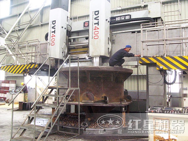 紅星圓錐破碎機(jī)制造車間 紅星圓錐破碎機(jī)制造車間