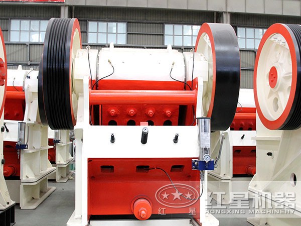 鄂式碎石機進(jìn)料口細(xì)節(jié)展示 鄂式碎石機進(jìn)料口細(xì)節(jié)展示