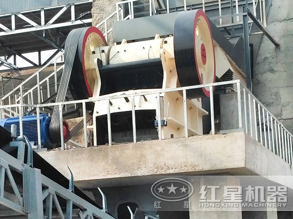 鄂式碎石機作業(yè)現(xiàn)場 鄂式碎石機作業(yè)現(xiàn)場