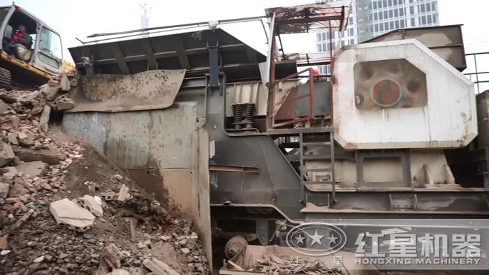 混凝土固體垃圾破碎現(xiàn)場(chǎng)