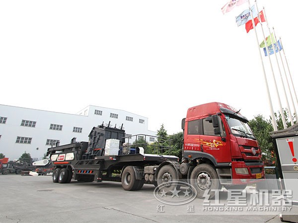 移動(dòng)碎石機(jī)_磕石機(jī)可套上車(chē)頭開(kāi)著走