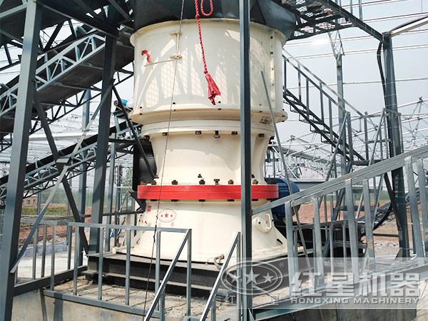 圓錐破碎機(jī)現(xiàn)場作業(yè)圖 圓錐破碎機(jī)現(xiàn)場作業(yè)圖