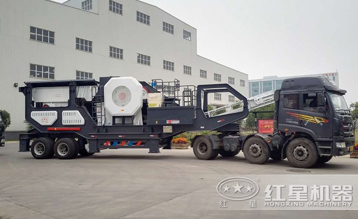 建筑工地用破碎機(jī)發(fā)貨圖-車(chē)頭牽引即可跑著走