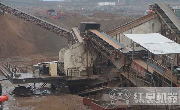 小型移動(dòng)建筑垃圾破碎機(jī)現(xiàn)場