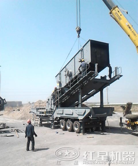 移動(dòng)煤炭破碎機(jī)安裝現(xiàn)場(chǎng) 移動(dòng)煤炭破碎機(jī)安裝現(xiàn)場(chǎng)