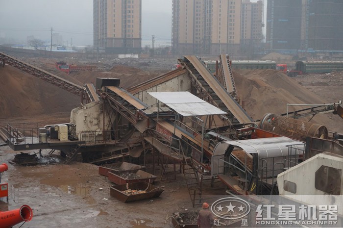 廢舊水泥塊移動式粉碎機(jī)工作現(xiàn)場 廢舊水泥塊移動式粉碎機(jī)工作現(xiàn)場