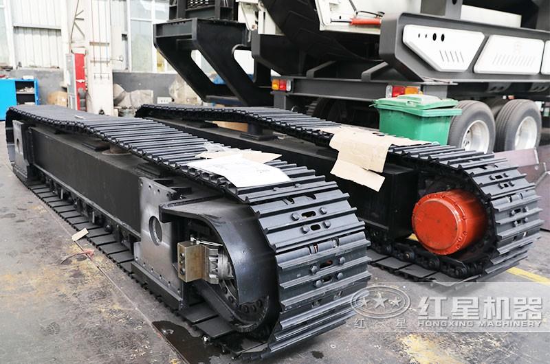 移動機(jī)制砂生產(chǎn)設(shè)備的履帶驅(qū)動裝置 移動機(jī)制砂生產(chǎn)設(shè)備的履帶驅(qū)動裝置