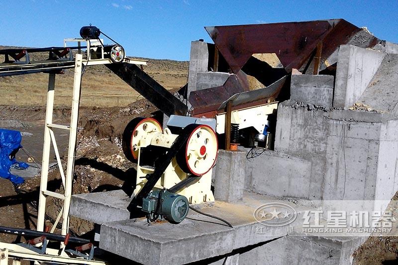 紅星小型打石機打石現(xiàn)場展示