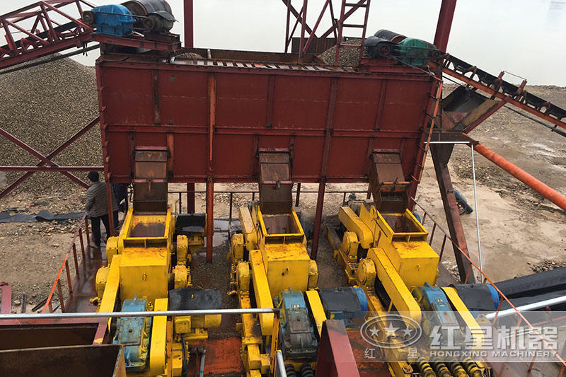 石頭破碎現(xiàn)場，配置對輥破三臺