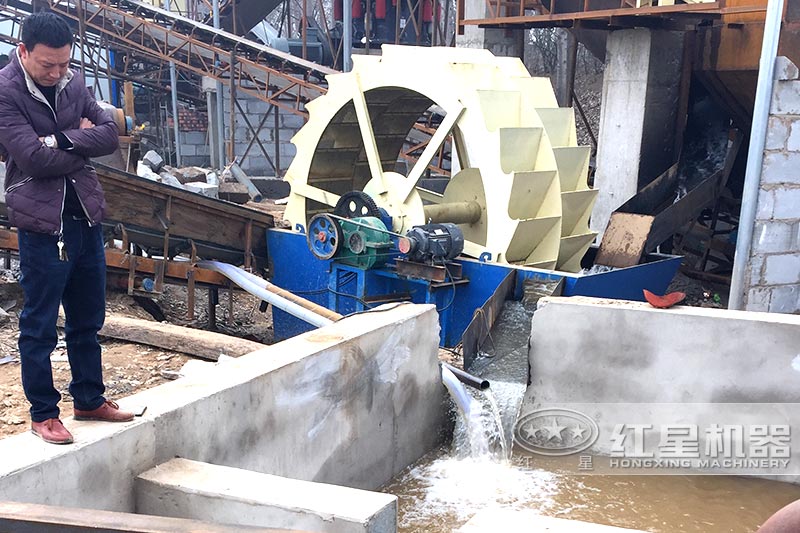 設(shè)置蓄水池，加入絮凝劑可實現(xiàn)水循環(huán)，環(huán)保