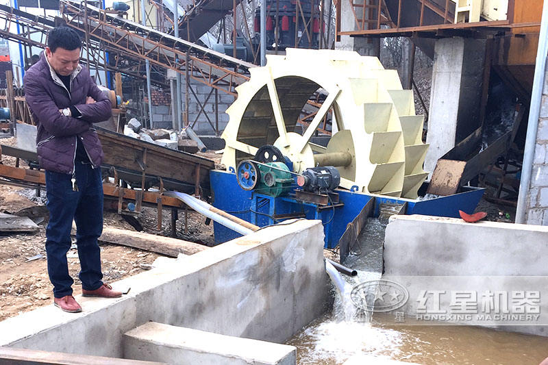 設(shè)置蓄水池，加入絮凝劑可實(shí)現(xiàn)水循環(huán)，環(huán)保