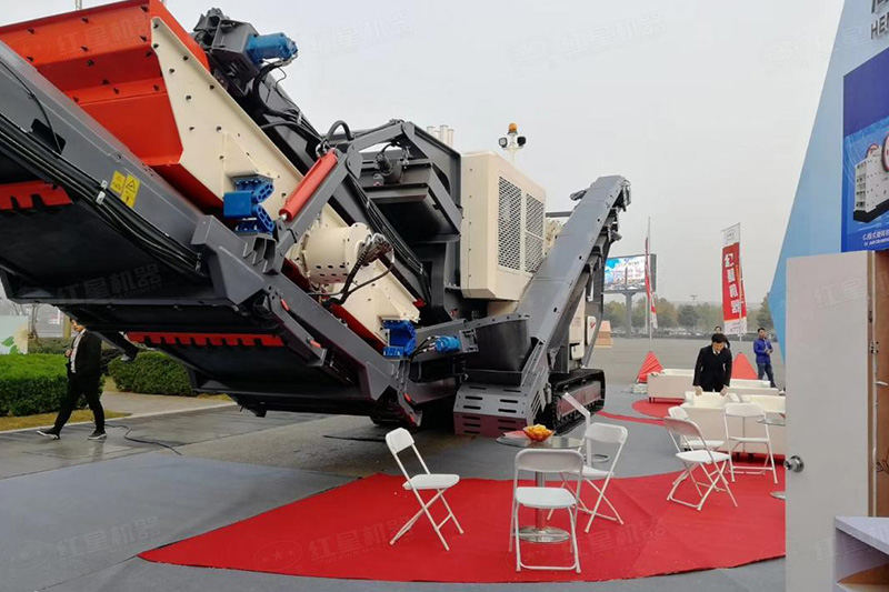 綠色履帶式移動(dòng)破碎站在現(xiàn)場(chǎng) 綠色履帶式移動(dòng)破碎站在現(xiàn)場(chǎng)