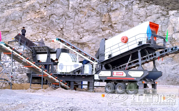 輪式自行重錘式破碎機械車作業(yè)現(xiàn)場，山東客戶，時產(chǎn)120噸