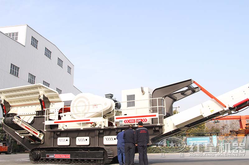 移動顎式碎沙機檢查中、準備試車