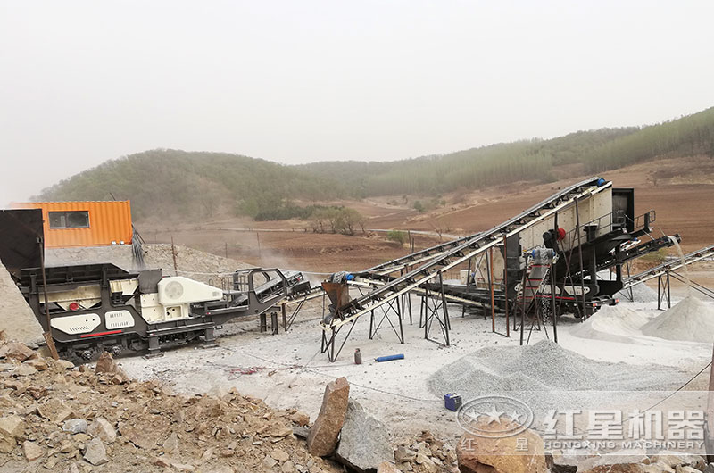 移動式破碎機(jī)工作現(xiàn)場