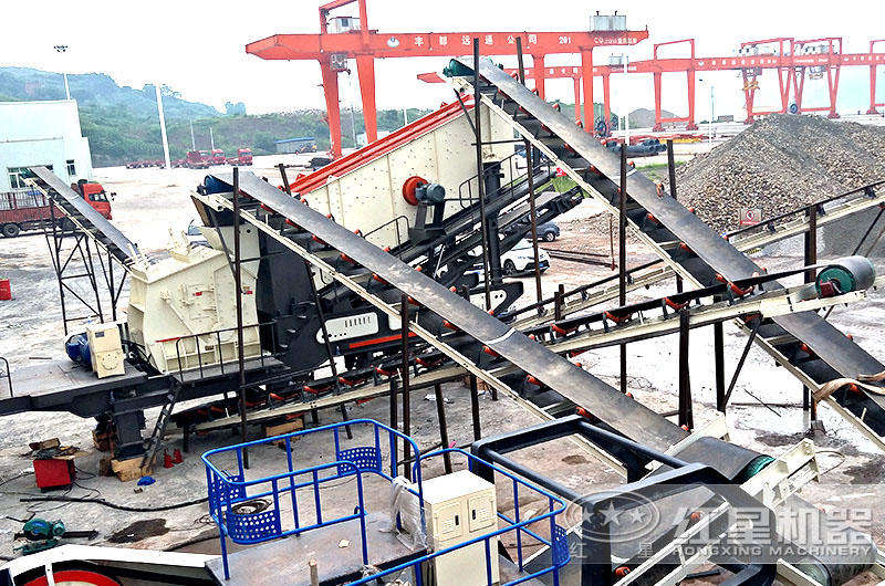 移動(dòng)式制砂生產(chǎn)線設(shè)備掛上車(chē)頭就能跑，便于轉(zhuǎn)場(chǎng)