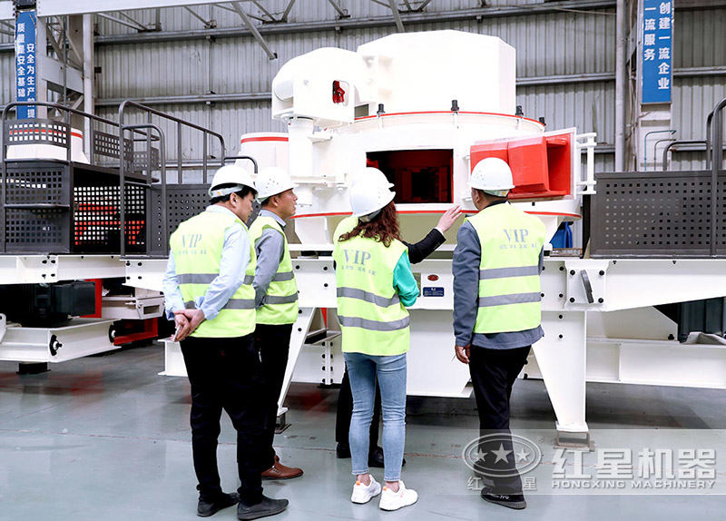 用戶(hù)在石頭制砂機(jī)車(chē)間，上午參觀下午下單