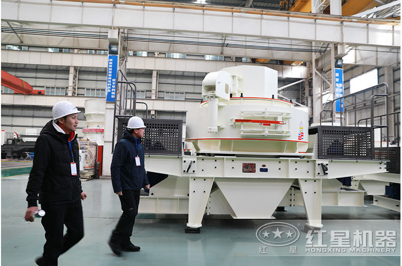用戶(hù)參觀打細(xì)沙機(jī)器車(chē)間，對(duì)紅星設(shè)備贊不絕口