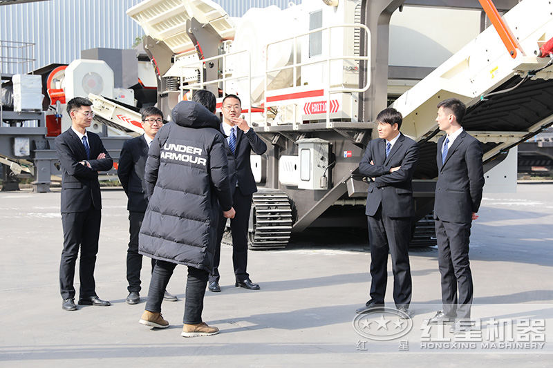 客戶來廠參觀流動粉碎機(jī)，專業(yè)團(tuán)隊(duì)一對一指導(dǎo)講解，現(xiàn)場演示