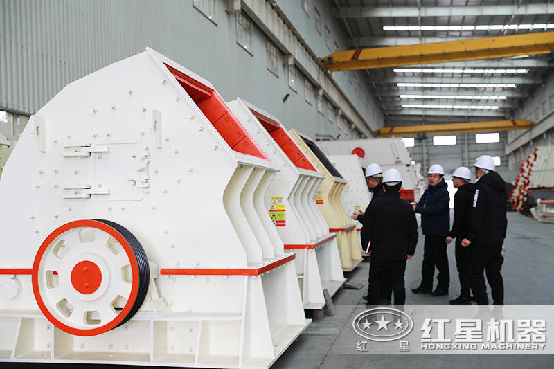 用戶在錘破車間參觀考察，技術(shù)人員耐心講解