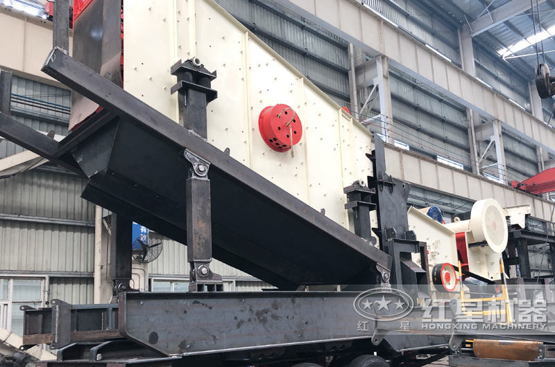 移動(dòng)破碎篩分一體機(jī)，圖為搭載反擊破和振動(dòng)篩