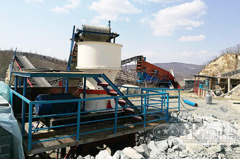 圓錐破碎機(jī)處理石塊生產(chǎn)線(xiàn)現(xiàn)場(chǎng)