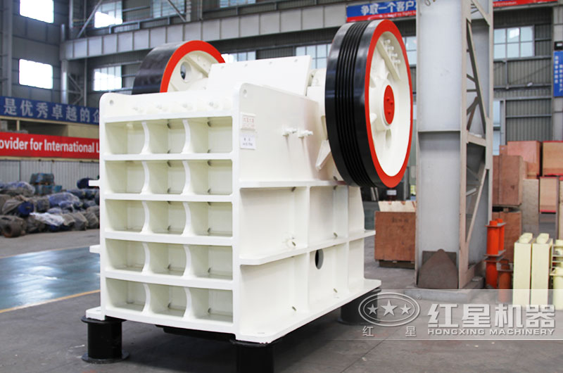 顎式破碎機(jī)處理花崗巖粗碎，用于一級(jí)破碎