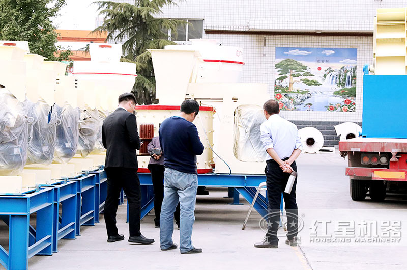 客戶到場(chǎng)參觀，工程師為其量身定制