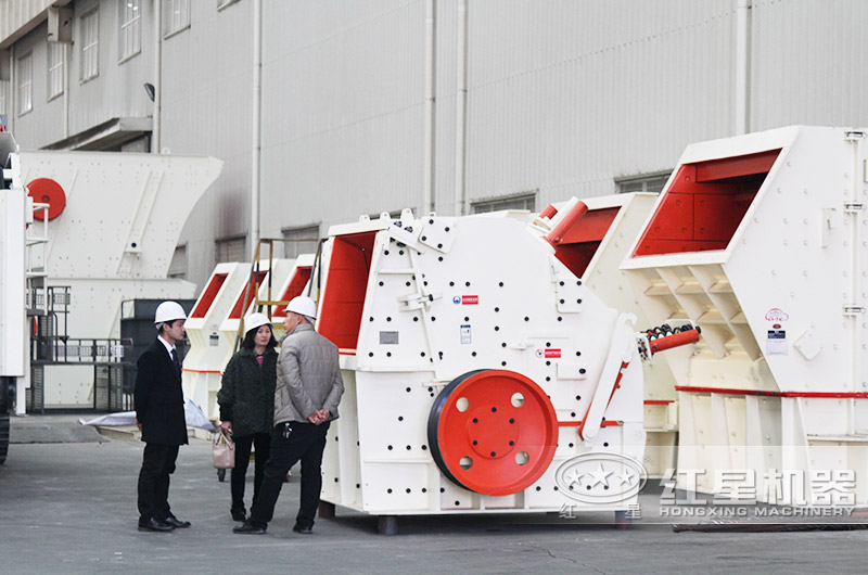 反擊式破碎機沖擊力大，石粉少