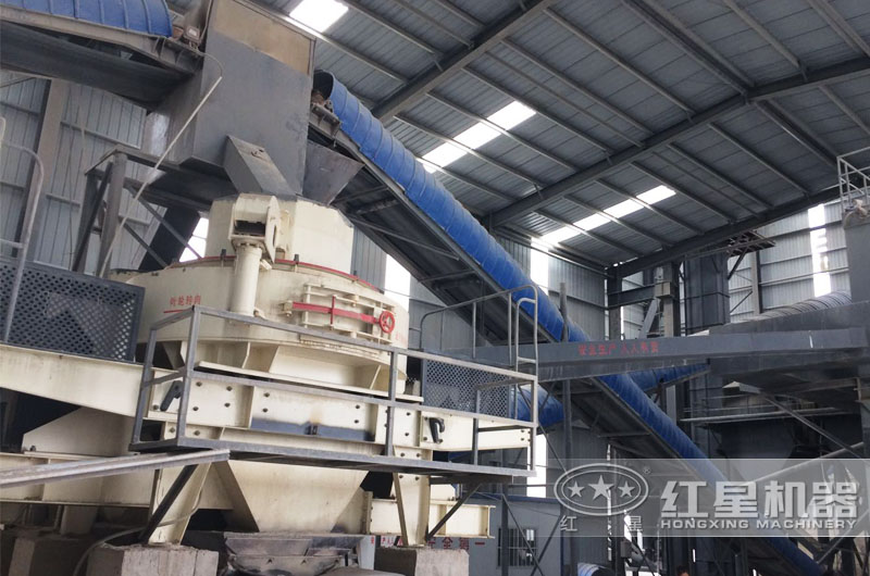 鵝卵石制砂機鞏義作業(yè)現(xiàn)場，密封作業(yè)更環(huán)保