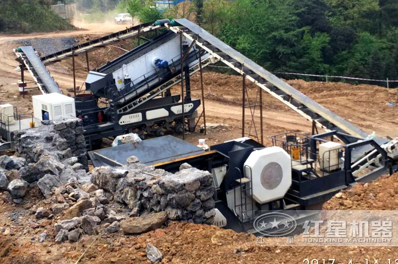 輪式移動破碎站作業(yè)現場，移動顎式破碎站和移動反擊破雙機器搭配完成粗碎和細碎作業(yè)