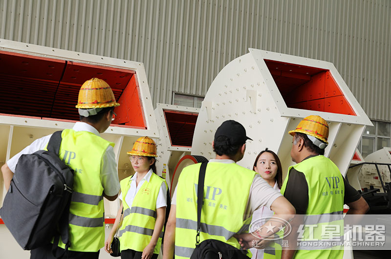 客戶(hù)來(lái)廠參觀錘破機(jī)