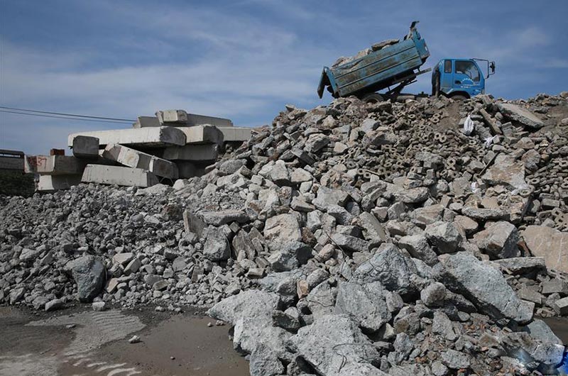 堆積如山的廢棄磚渣、磚塊